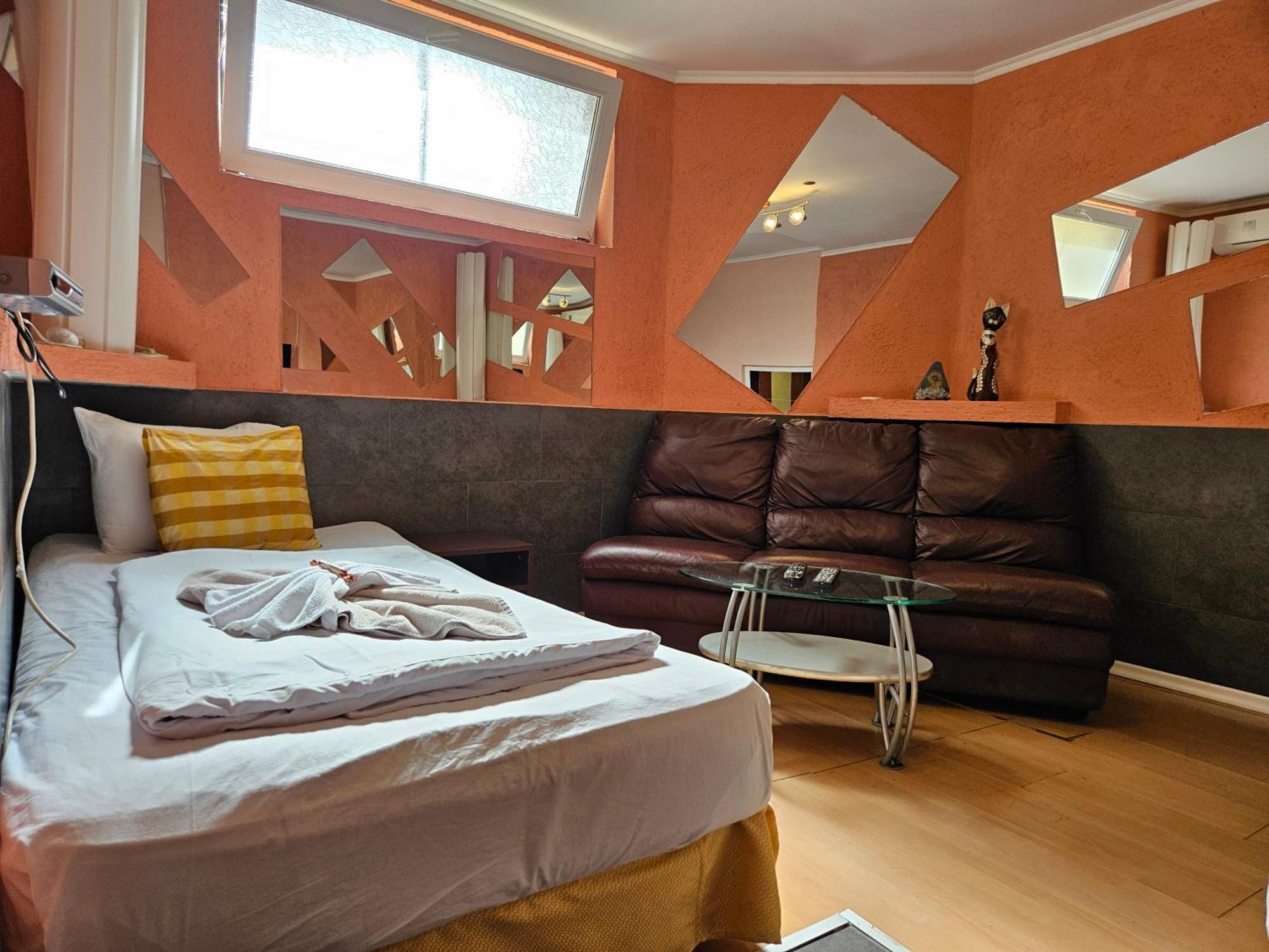 Paralax Hotel Warna Exterior foto