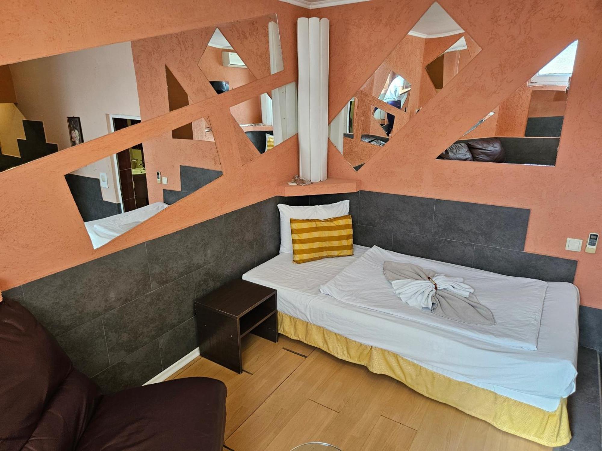 Paralax Hotel Warna Exterior foto